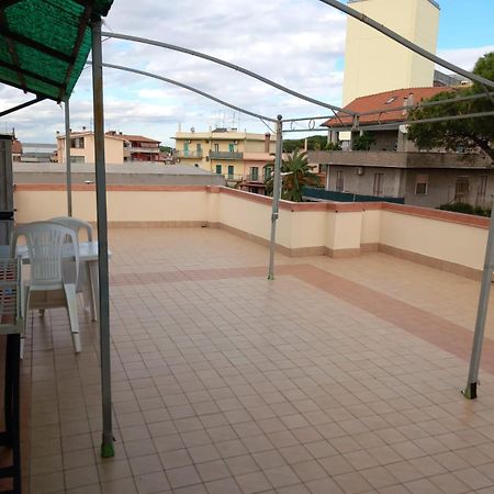 Il Brindisi Di C & C Castelli Romani Pomezia Bagian luar foto